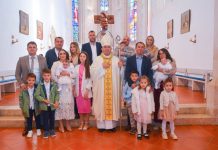 Biskup Ivo krstio troje djece u Voćinu