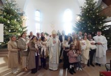 Biskup Ivo krstio petero djece u Đulovcu