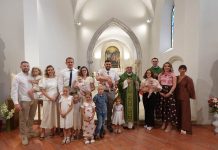 Biskup Ivo krstio troje djece u Velikoj