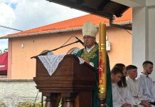 Krštenje troje djece u Jakšiću